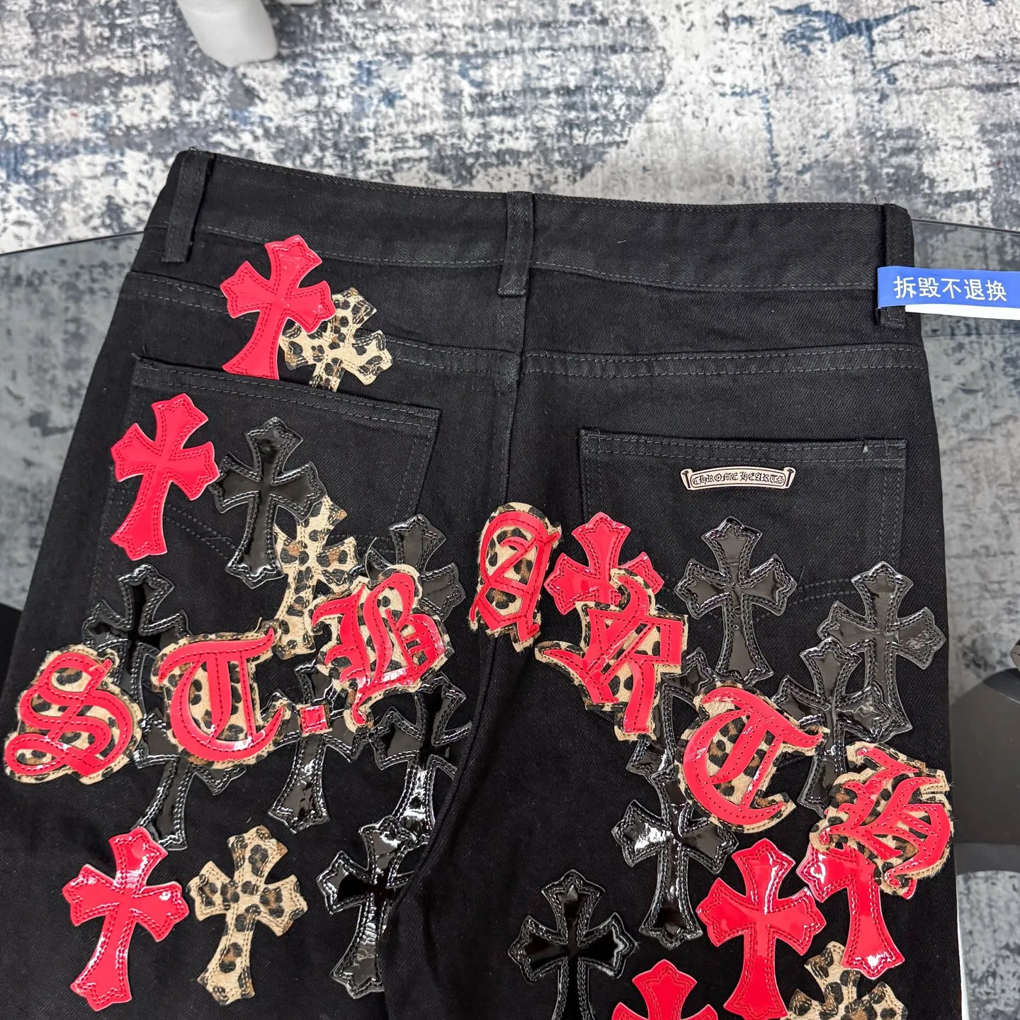 P240 Chrome Hearts 24SS Cross Sanskrit limited style graffiti printed leather jeans. Chrome Hearts limited edition leather washed jeans, Miami limited jeans, the entire cross leather is hand-made_different version, a heavy black blue cow fabric with moderate thickness and texture, antique metal silver label decoration, denim embedded thread manufacturing and production 💙Among Chrome Hearts' many trousers, its color is unique, and people are deeply attracted at a glance. It is made of beaded canvas fabric and has been washed with heavy water. The upper body is very textured, crisp and stylish, and will not collapse at all. The three-dimensional cut of the trousers has a first-class effect in modifying the shape of the legs. It can be easily controlled by any figure, and you can instantly become a street trendy person when you put it on.  🔩Customized hardware, full of texture, every detail is done to the extreme. The thick beaded canvas fabric becomes soft and skin-friendly after washing, and has excellent breathability, making it comfortable to wear all day long. Customized small leather label, unique design, simple yet elegant, exquisite workmanship, neat wiring, every detail demonstrates quality and style.  These pants are gender-neutral and can be worn by both men and women, easily creating a sense of fashion. Pair them with a T-shirt or sweatshirt and you can easily go out and hit the streets. Size: 28/30/32/34/36 Waist: 69/74/79/84/89 Pants length: 102/103/104/105/106